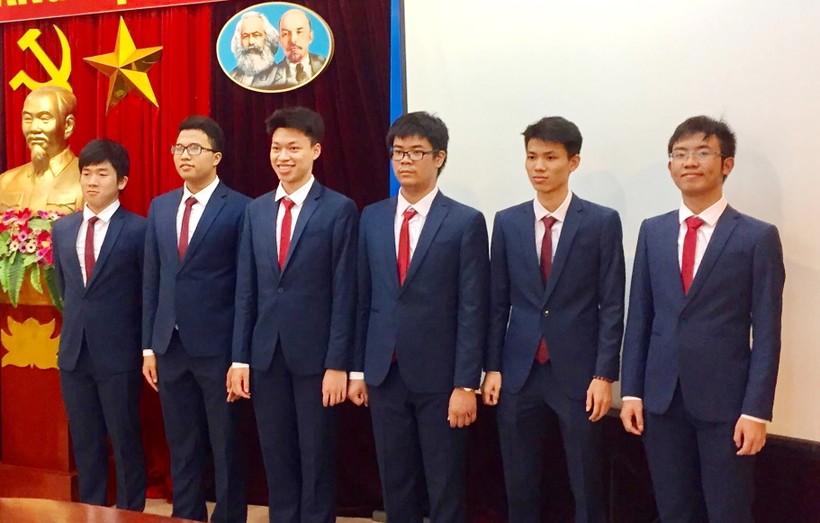 6 chàng trai của đội tuyển Việt Nam trước lúc lên đường sang Brazil