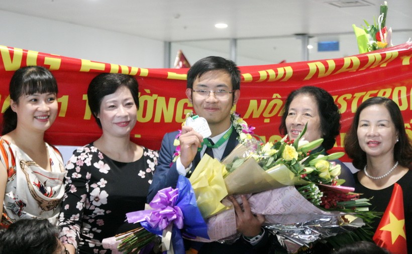 Thầy cô, bạn bè chúc mừng Nam Khánh trong ngày chiến thắng trở về