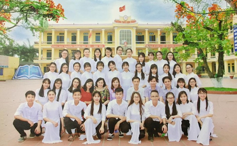 Tập thể lớp 12E trường THPT Kim Thành (Hải Dương)