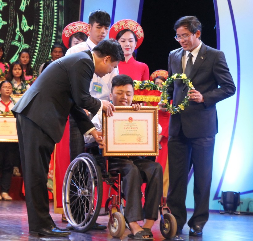 Thứ trưởng Nguyễn Hữu Độ trao bằng khen của bộ trường Bộ GD&ĐT cho Lê Ngọc Quốc Đạt và Nguyễn Minh Quang