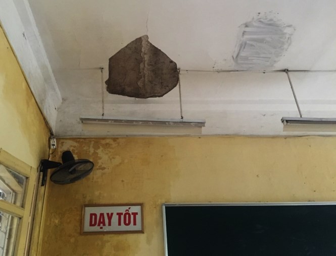 Học sinh lo sợ vì những mảng tường rơi trong lớp học