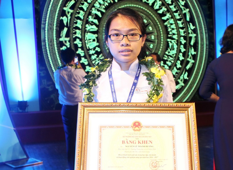Cô bé đeo kính cận học giỏi Toán và ước mơ trở thành giáo sư Ngô Bảo Châu