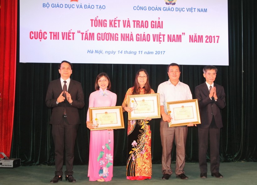 Thứ trưởng Phạm Mạnh Hùng và ông Trần Văn Thuật - Phó Chủ tịch Tổng LĐLĐVN trao giải cho các tác giả đoạt giải đặc biệt