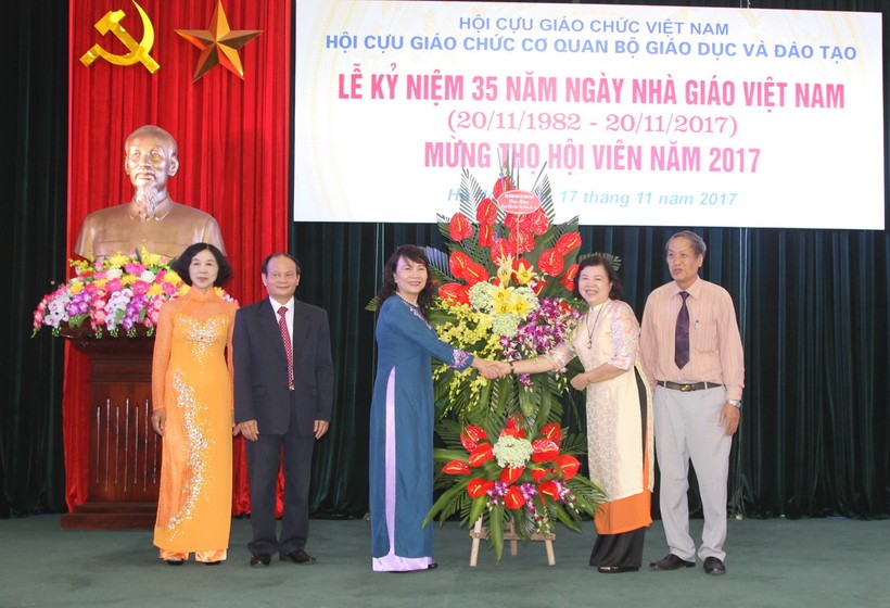 Thứ trưởng Nguyễn Thị Nghĩa tặng hoa chúc mừng Hội Hội cựu giáo chức cơ quan Bộ GD&ĐT nhân ngày Nhà giáo Việt Nam