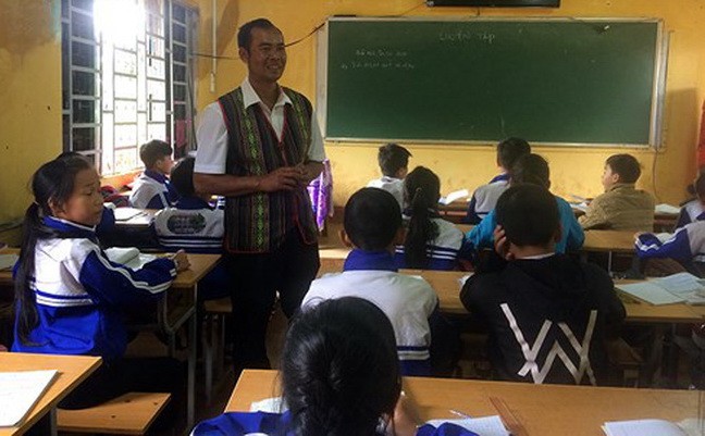 Thầy giáo đưa bài giảng điện tử đến với học trò dân tộc M"nông