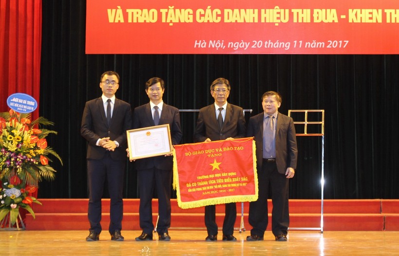 Thứ trưởng Bùi Văn Ga tặng cờ thi đua của Bộ GD&ĐT cho Trường Đại học Xây dựng