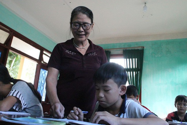 Bà giáo 64 tuổi nuôi trẻ khuyết tật