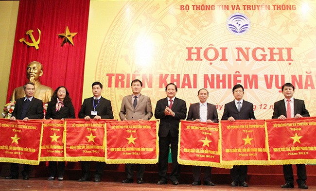 Bộ trưởng Trương Minh Tuấn trao tặng Cờ thi đua của Bộ TT&TT cho các đơn vị thuộc Bộ