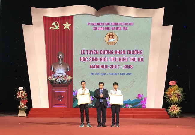 Thứ trưởng Bộ GD&ĐT Nguyễn Hữu Độ tặng bằng khen của Thủ tướng chính phủ cho 2 học sinh Hà Nội đoạt giải Olympic quốc tế 