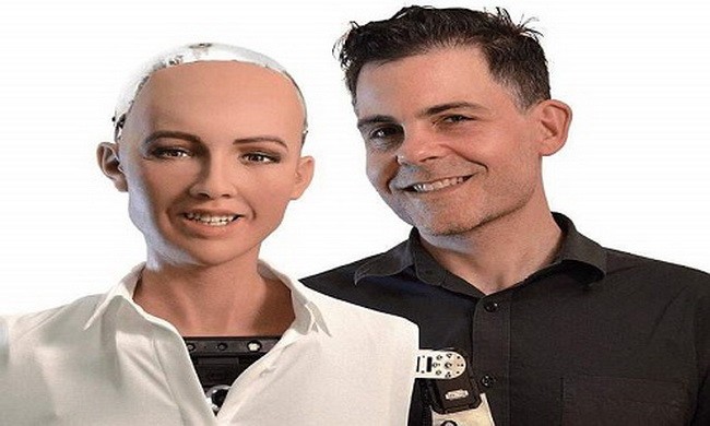 Cha đẻ robot Sophia: Con người sẽ kết hôn với người máy năm 2045 