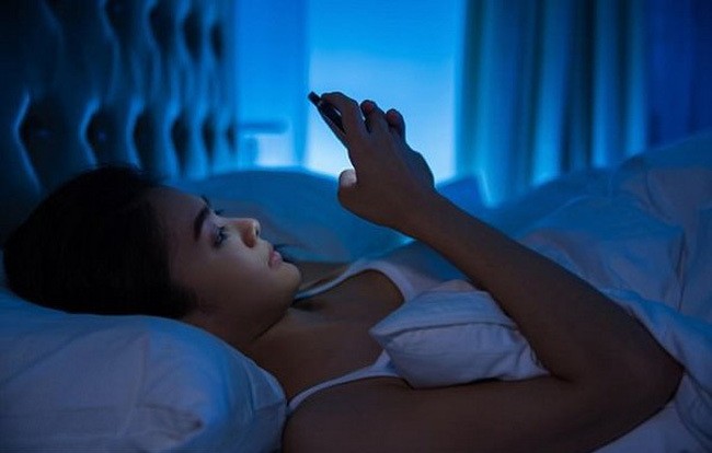 Dùng smartphone vào đêm khuya có thể dẫn đến trầm cảm