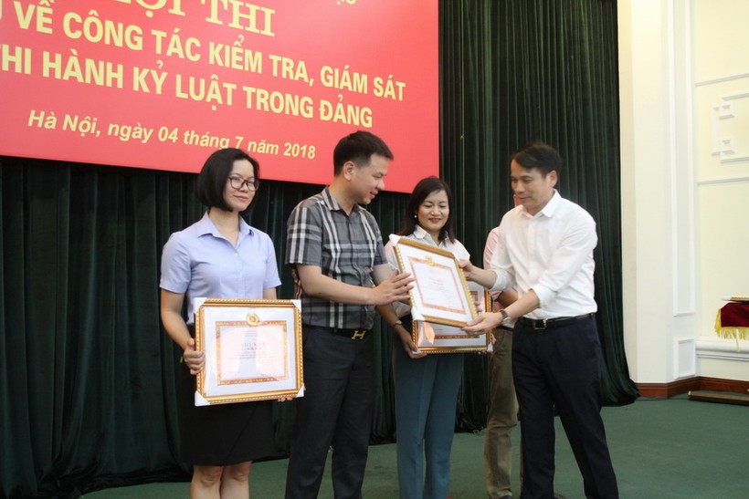 Thứ trưởng Phạm Mạnh Hùng tặng giấy khen cho các đồng chí đã có nhiều đóng góp cho hội thi