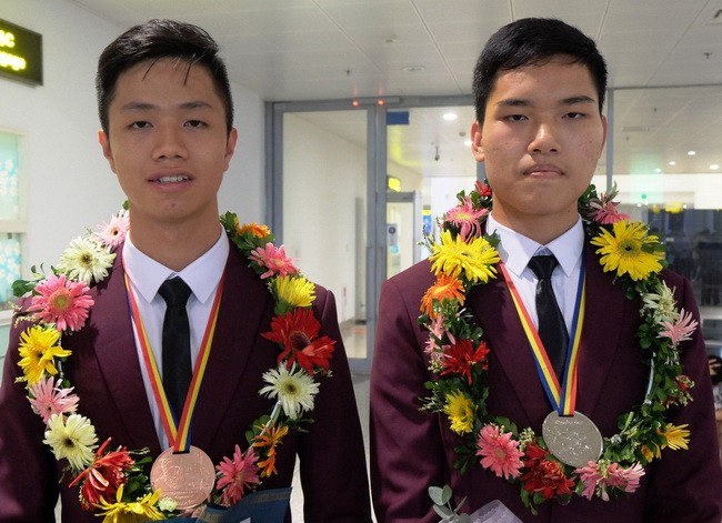Hai học sinh Hải Phòng đoạt giải Olympic Toán quốc tế 2018 (từ phải qua trái): Trịnh Văn Hoàn và Trần Việt Hoàng