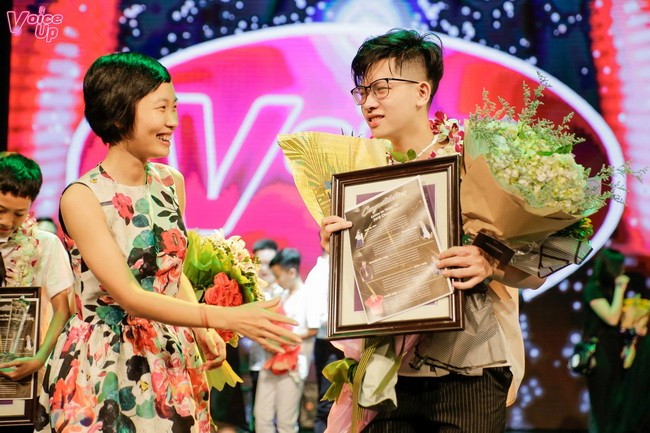 Nam sinh Việt Đức giành ngôi quán quân cuộc thi hát tiếng Anh Voice Up 2018