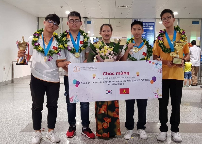 Đoàn học sinh Việt Nam trở về Hà Nội từ WICO 2018 