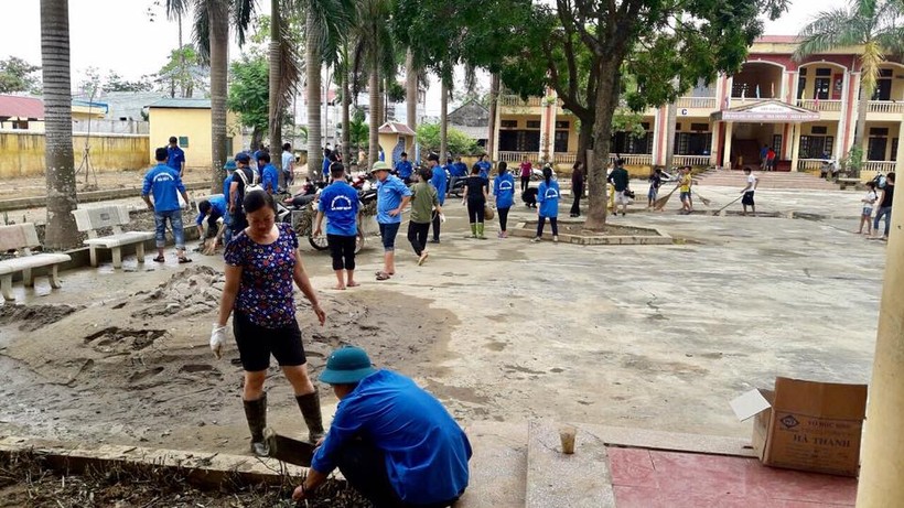 Nước đã rút hết, các thầy cô giáo cùng các lực lượng hỗ trợ tiến hành dọn dẹp vệ sinh sân trường