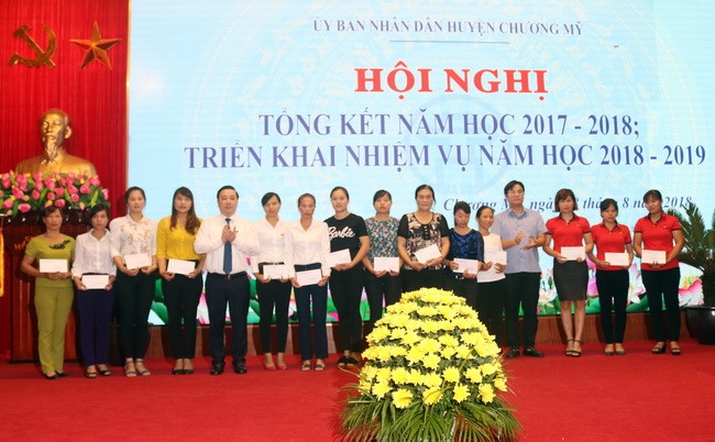 Giám đốc Sở GD&ĐT Hà Nội Chử Xuân Dũng trao hỗ trợ cho các cán bộ giáo viên bị thiệt hại do mưa lũ