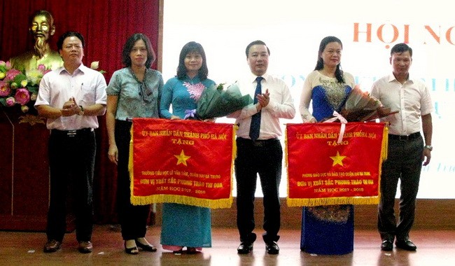 Giám đốc Sở GD&ĐT Hà Nội trao cờ thi đua của UBND thành phố cho các đơn vị