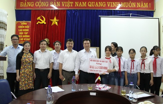 Thứ trưởng Nguyễn Hữu Độ tặng quà cho các trường học trên địa bàn tỉnh Lai Châu