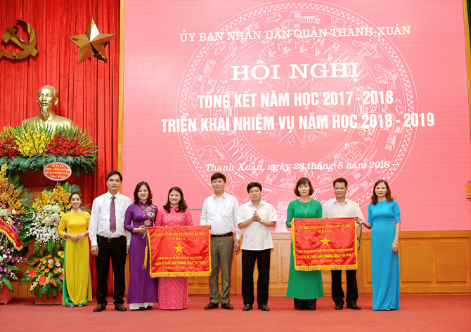 Ông Ngô Văn Quý- Phó Chủ tịch UBND TP Hà Nội trao cờ thi đua cho ngành GD-ĐT quận Thanh Xuân