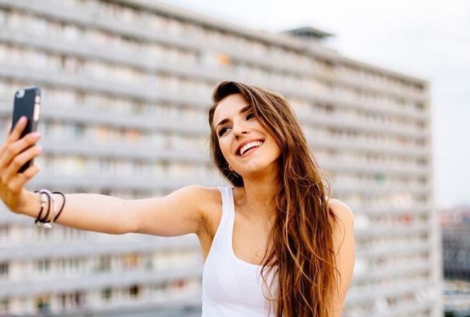 Khoa học lý giải việc phụ nữ thích chụp ảnh selfies gợi cảm