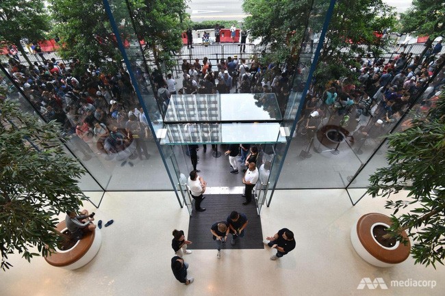 Người Việt đầu tiên sở hữu iPhone mới ở Singapore