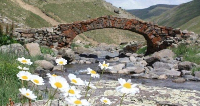 Cây cầu bằng đá vắt ngang qua con suối Balahor trong suốt hơn 300 năm