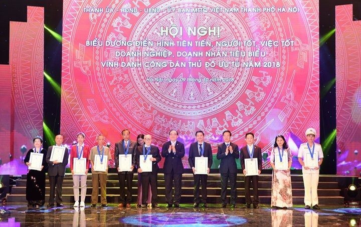 Trưởng ban Tuyên giáo Trung ương Võ Văn Thưởng và Bí thư Thành ủy Hoàng Trung Hải trao tặng Danh hiệu “Công dân Thủ đô ưu tú năm 2018” cho 10 cá nhân