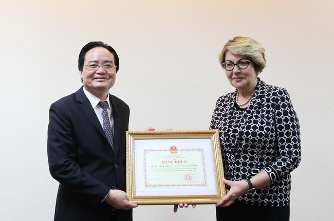 Bộ trưởng tặng bằng khen cho Trung tâm Khoa học và Văn hóa Nga tại Việt Nam 