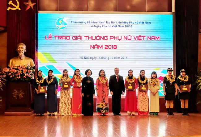 Ông Trần Quốc Vượng và bà Trương Thị Mai trao giải cho các tập thể nhận Giải thưởng Phụ nữ Việt Nam năm 2018