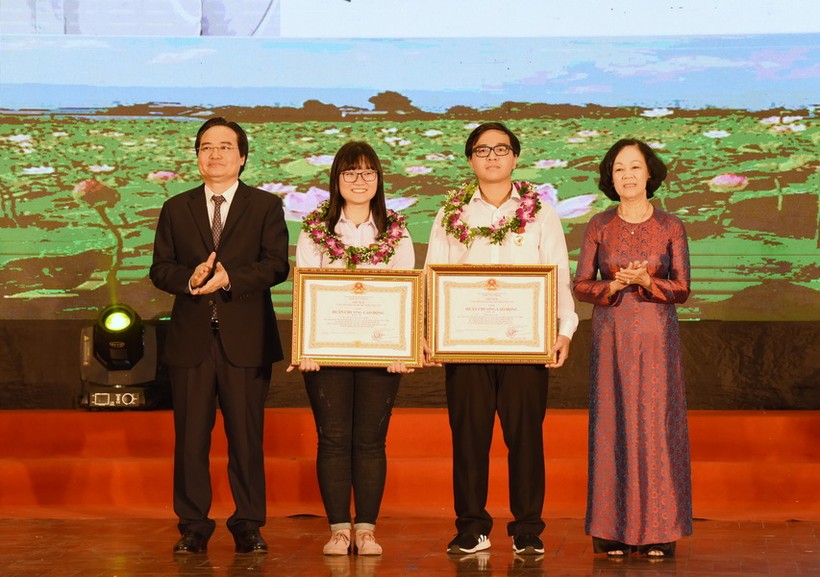 Bà Trương Thị Mai và Bộ trưởng Phùng Xuân Nhạ trao Huân chương Lao động hạng Ba của Chủ tịch nước cho 2 học sinh Nguyễn Phương Thảo và Phạm Đức Anh 