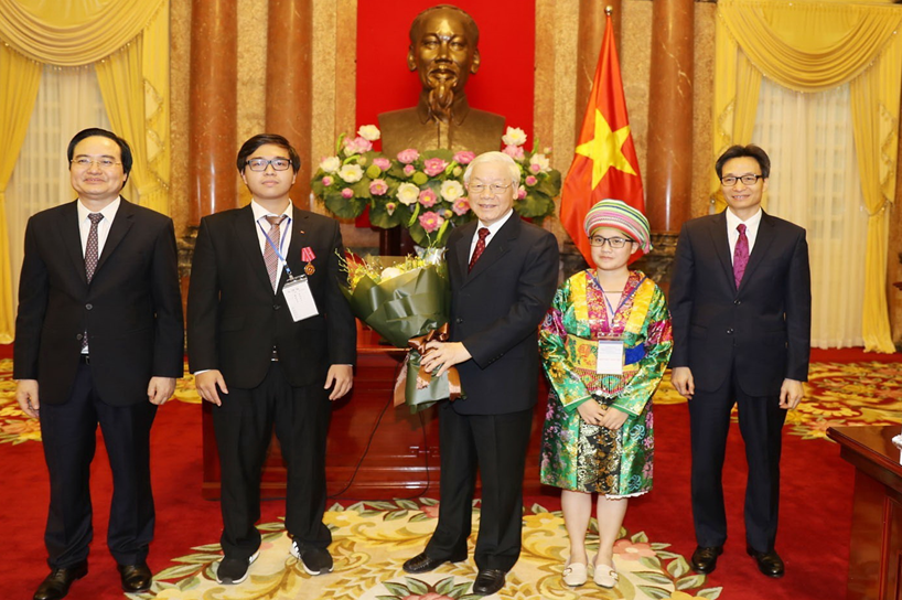 Phạm Đức Anh và Sùng Thị Chấu thay mặt các bạn HSSV tiêu biểu tặng hoa Tổng bí thư, Chủ tịch nước Nguyễn Phú Trọng
 
