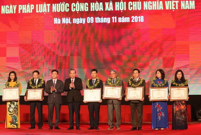 Phó Thủ tướng  Trương Hòa Bình trao Bằng khen cho các tập thể, cá nhân đạt thành tích xuất sắc 