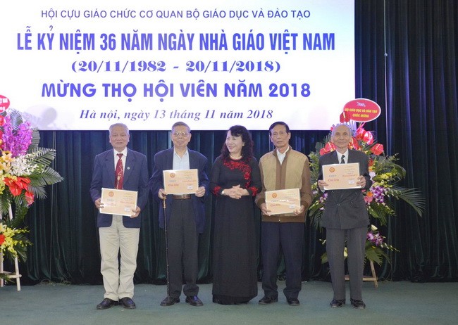 Thứ trưởng Nguyễn Thị Nghĩa chúc thọ các hội viên Hội cựu giáo chức cơ quan Bộ