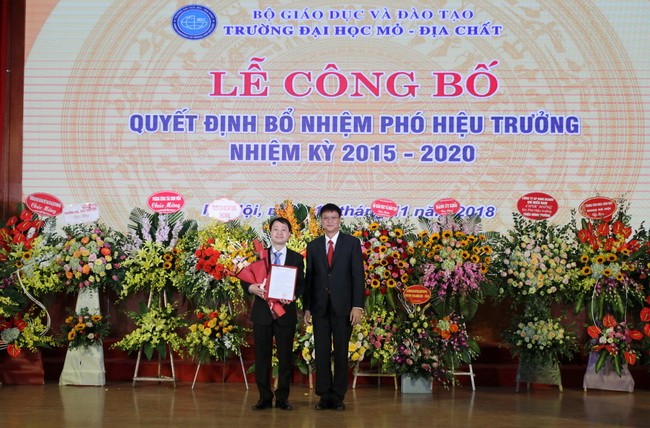 Thứ trưởng Lê Hải An trao quyết định bổ nhiệm của Bộ trưởng Bộ GD&ĐT cho ông Triệu Hùng Trường