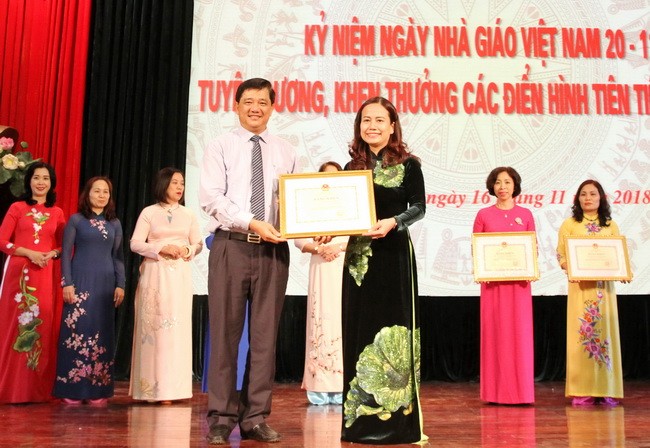 Lãnh đạo Sở GD&ĐT Hà Nội trao cờ thi đua và bằng khen của Bộ GD&ĐT cho các tập thể, cá nhân tiêu biểu