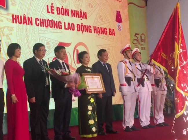 Trường Bồi dưỡng cán bộ giáo dục Hà Nội đón nhận Huân chương Lao động hạng Ba