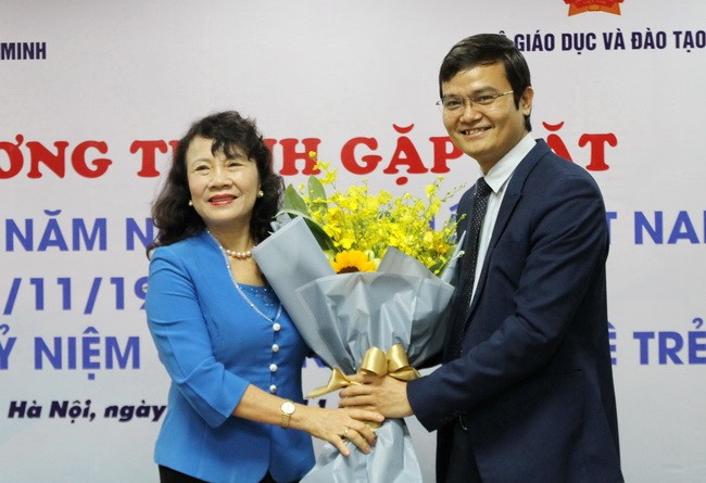 Bí thư TW Đoàn Bùi Quang Huy tặng hoa chúc mừng Thứ trưởng Nguyễn Thị Nghĩa nhân Ngày Nhà giáo Việt Nam