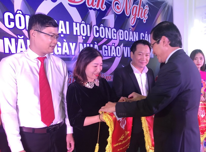 Thứ trưởng Nguyễn Văn Phúc tặng cờ lưu niệm cho các đơn vị dự thi