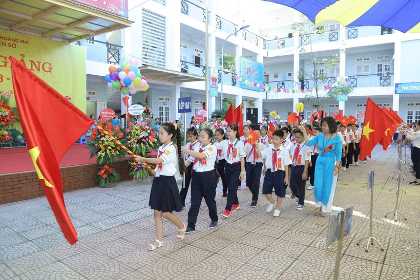 Học sinh Trường THCS Yên Sở Quận Hoàng Mai trong ngày khai giảng