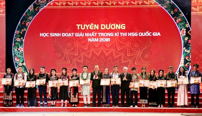 Phó Thủ tướng Trương Hòa Bình trao Bằng khen cho các học sinh đạt giải Nhất, Nhì trong kì thi Học sinh giỏi quốc gia năm 2018