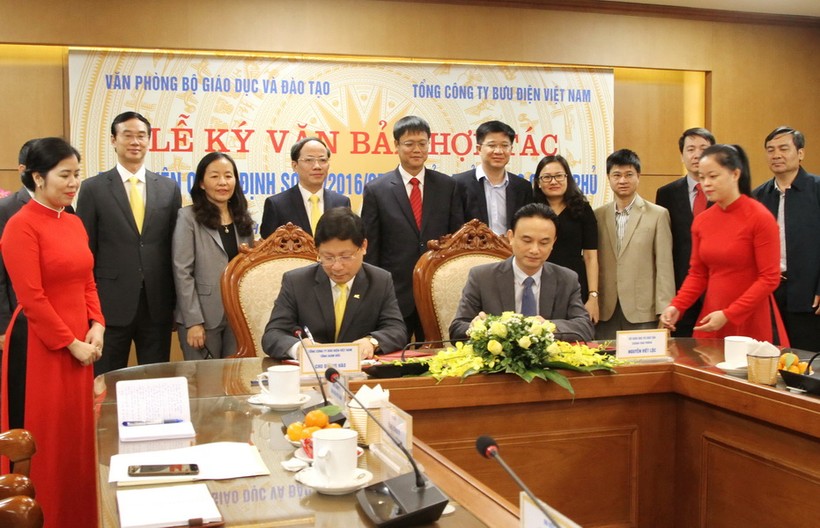 Thứ trưởng Bộ GD&ĐT Lê Hải An chứng kiến lễ kí kết thỏa thuận hợp tác giữa Văn phòng Bộ GD&ĐT và Tổng Công ty Bưu điện Việt Nam 