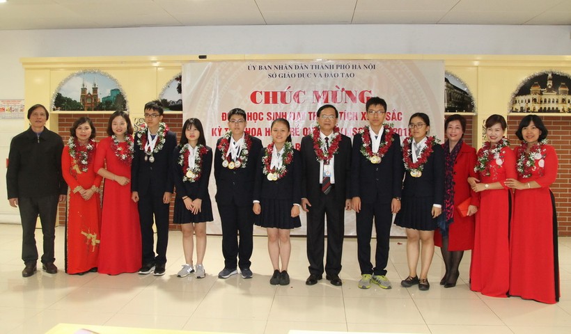 Sở GD&ĐT Hà Nội tổ chức lễ đón đoàn tại sân bay Nội Bài chiều 14/12.