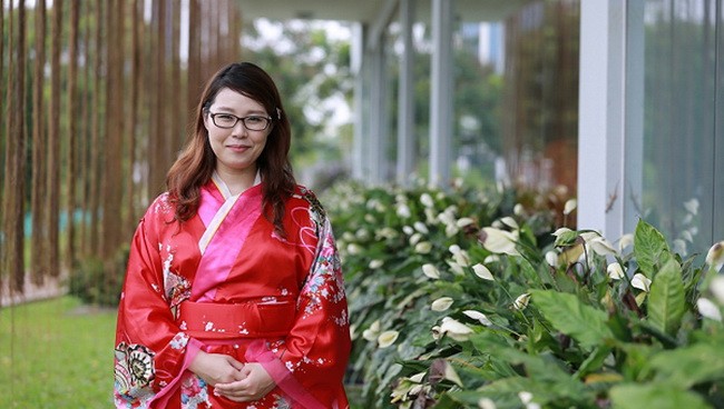 Cô giáo Nhật xinh đẹp, hát tiếng Việt cực hay