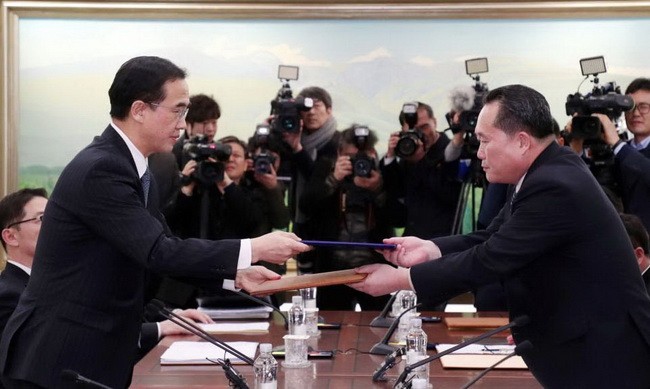 Trưởng đoàn Triều Tiên Ri Son Gwon trao đổi văn bản với trưởng đoàn Hàn Quốc Cho Myoung-gyon