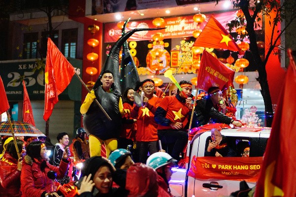 Sau trận chung kết, người hâm mộ vẫn xuống đường hô vang "Việt Nam"