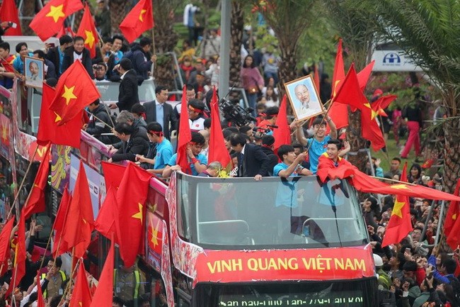 Biển người chào đón đội tuyển Việt Nam chiến thắng trở về