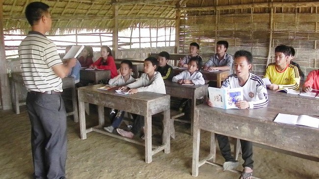 Thầy giáo quân hàm xanh dạy tiếng Việt trên đất Lào