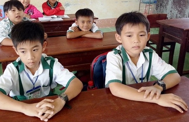 Em Nguyễn Nhựt Nam (Bên phải) và các bạn trong lớp 3A