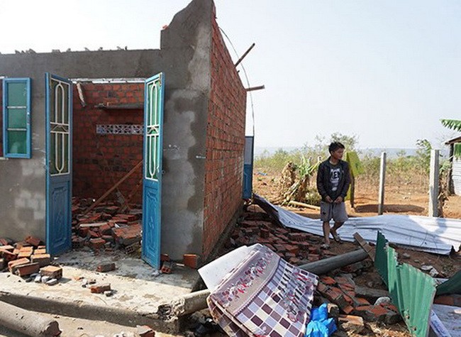 Lốc xoáy ở Kon Tum khiến nhiều trường học bị tốc mái, sập đổ tường rào